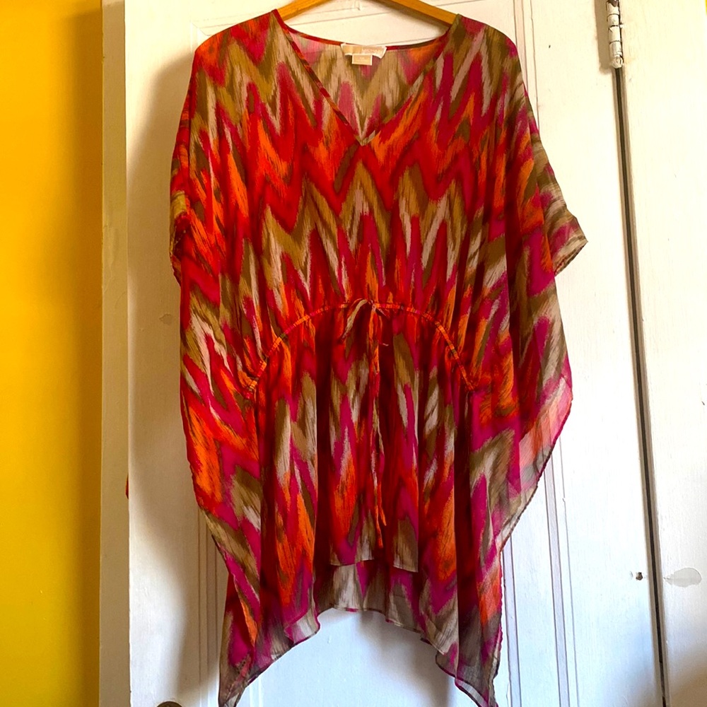 THIS BEAUTIFUL TOP IS IN GREAT CONDITION